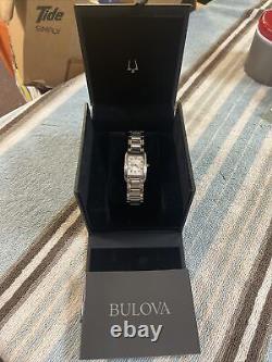 Montre en acier inoxydable bicolore et quartz Bulova pour femme avec diamants 98R227 (neuf) 550 $